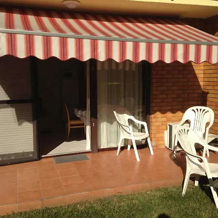 Nikola Udvari Medence 아파트 *