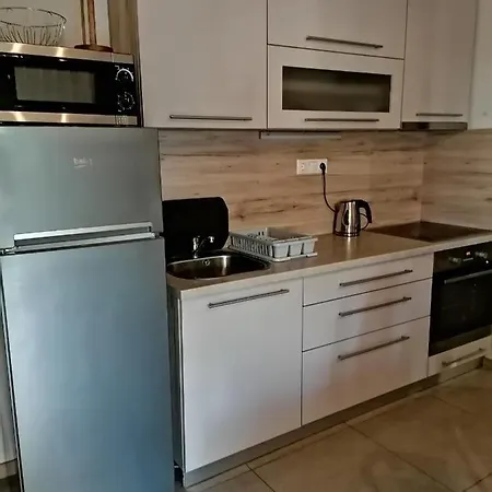 Nikola Udvari Medence