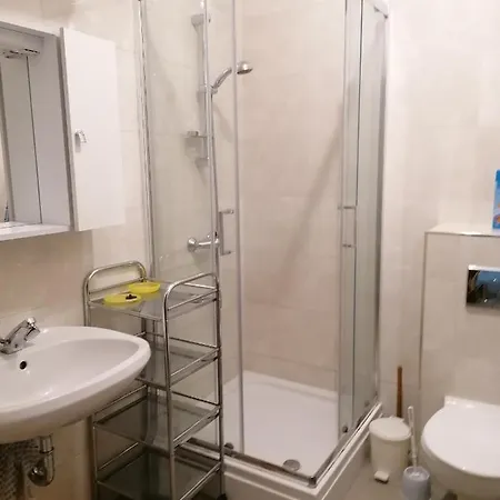 Nikola Udvari Medence 아파트