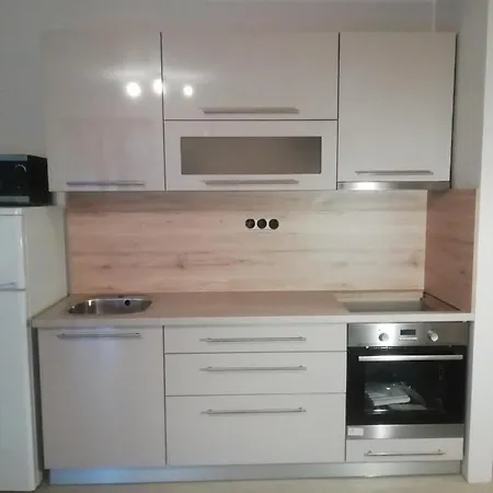 Nikola Udvari Medence * 시오포크